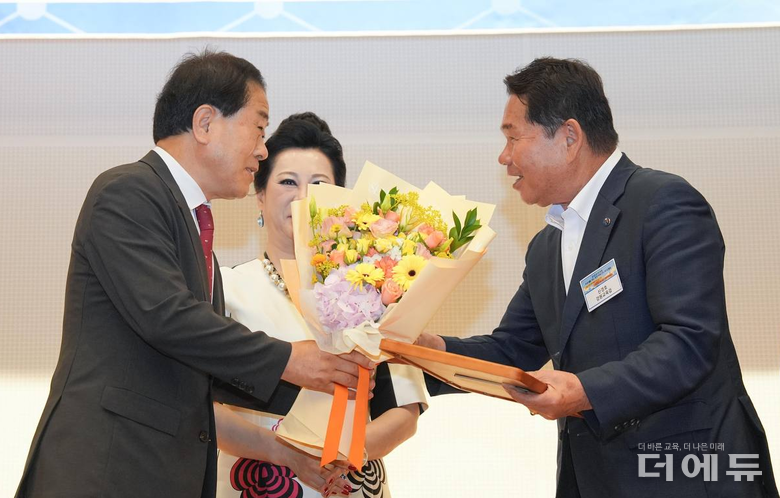 (오른쪽) 신경호 강원교육감이 8일 국회에서 열린 '2025 대한민국 도전페스티벌'에서 '모범 행정상'을 수상하고 있다.(사진=강원교육청)