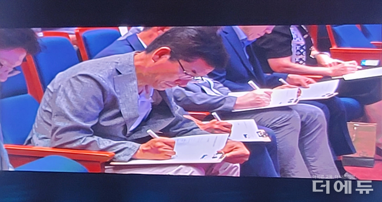 윤건영 충북교육감이 직접 나태주 시인의 '다시 중학생에게'를 필사하고 있다.(사진=지성배 기자)