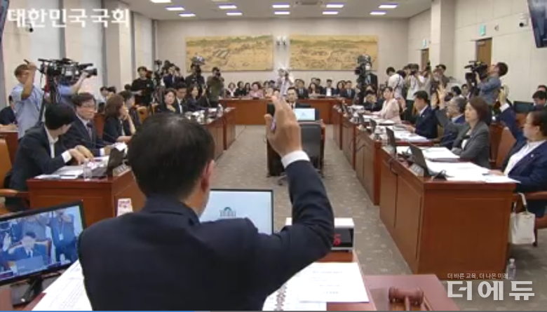 김영호 국회 교육위원장이 10일 국회 교육위원회 전체회의에서 AIDT의 지위를 교육자료로 하는 내용의 초중등교육법 개정안의 표결을 진행하고 있다.(사진=국회 인터넷의사중계시스템 캡처)