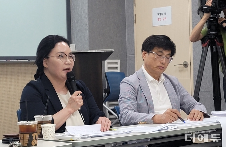 범학계 국민검증단 소속 김경한 중부대 교수가 14일 서울 용산에서 이진숙 사회부총리 겸 교육부장관 후보자의 논문 검증 결과를 발표하고 있다.(사진=지성배 기자)