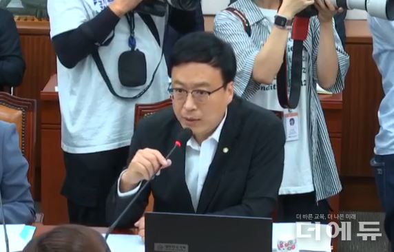 정성국 국민의힘 의원이 16일 진행된 이진숙 사회부총리 겸 교육부장관 후보자 인사청문회에서 직장내 괴롭힘 사건과 인권위 진정 사건에 대한 자료를 요청하고 있다.(사진=국회 영상회의록시스템 캡처)