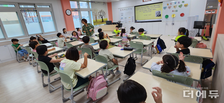 아들러리안 라이프키퍼 신승녀 강사가 서원초등학교 1학년 학생들을 대상으로 'ASPE 아들러식 자살예방교육'을 진행하고 있다.(사진=한국아들러상담학회)