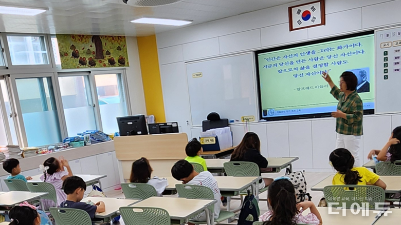 아들러리안 라이프키퍼 신승녀 강사가 서원초등학교 1학년 학생들을 대상으로 'ASPE 아들러식 자살예방교육'을 진행하고 있다.(사진=한국아들러상담학회)