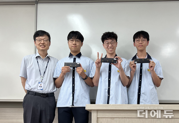(왼쪽부터) 장석원 부산 용인고 교장과 이벤트 ‘도전 수학대왕’에서 1~3등을 차지한 박지훈·권민기·정현우 학생.(사진=튜링)