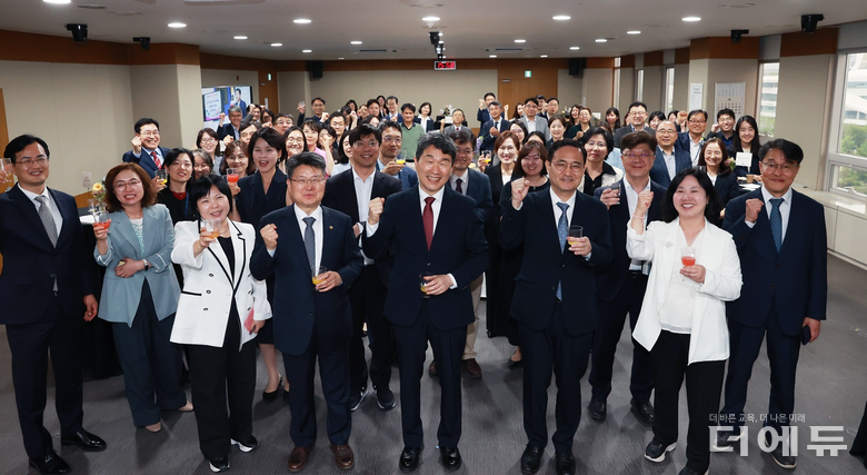 퇴임하는 이주호 장관이 교육부 직원들과 마지막 기념 촬영을 하고 있다.(사진=교육부)