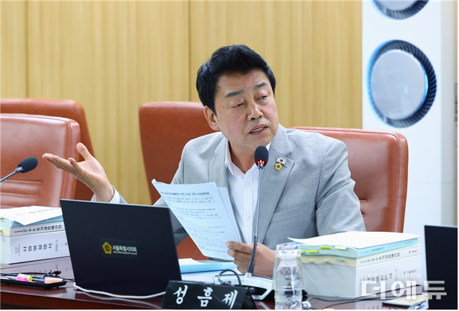 성흠제 서울시의회 도시안전건설위원이 제331회 정례회에서 1회용 교통카드 관련 사항을 질의하고 있다.(사진=서울시의회)