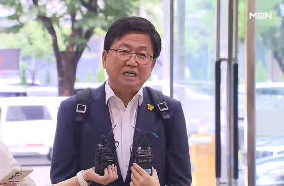 최교진 교육부장관 후보자가 지난 14일 서울 여의도 한국교육시설안전원에 마련된 인사청문회 준비 사무실로 첫 출근하며 기자들을 만나 질문에 답변하고 있다.(사진=유튜브 MBN News 캡처)