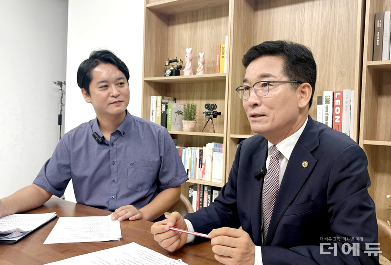 (오른쪽) 윤건영 충북교육감이 <더에듀>를 만나 교권침해의 원인과 충북교육청의 대응책을 설명하고 있다.(사진=장덕우 기자)