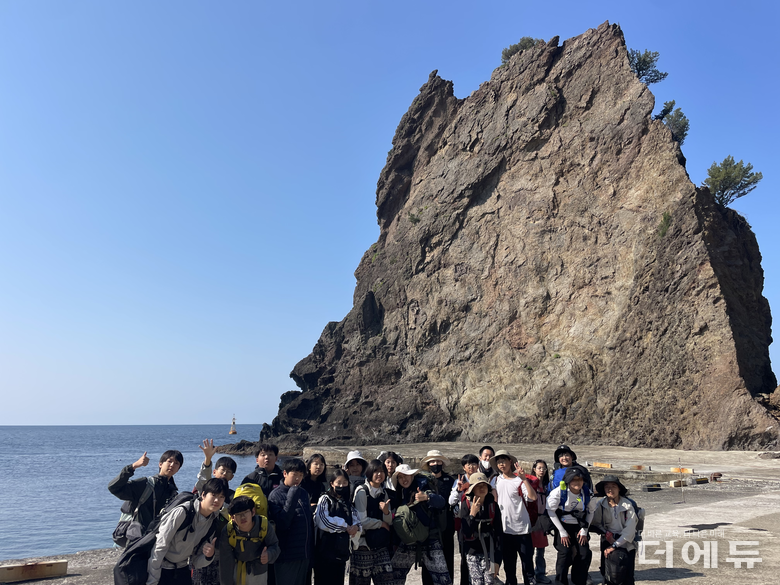 금산간디학교 학생들이 지난해 울릉도 도보여행 후 기념촬영을 하고 있다.(사진=금산간디학교)