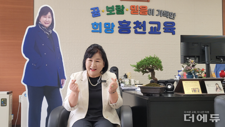 문선옥 홍천교육장이 <더에듀>와의 인터뷰에서 독자들에게 손가락 하트를 보내고 있다.(사진=지성배 기자)