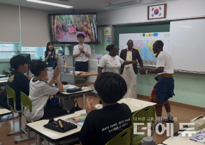 평택 율포초를 찾은 우간다 교원들이 우간다 전통 춤을 선보이고 있다.(사진=율포초)