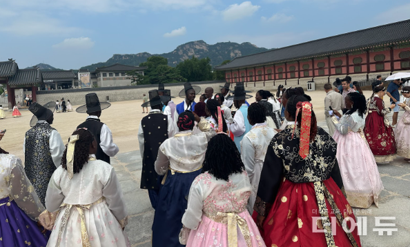 한복을 입고 경복궁 관람 중인 우간다 공화국 교원들.(사진=율포초)