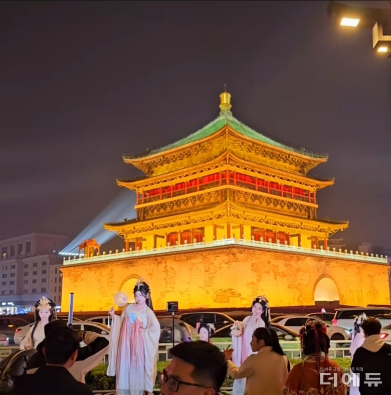 명나라 시대에 세워진 시안 시내 중심에 있는 랜드마크 종루에서 중국식 전통복장을 입고 사진 촬영을 하고 있는 중국의 MG세대들. (사진=김현진 교사)