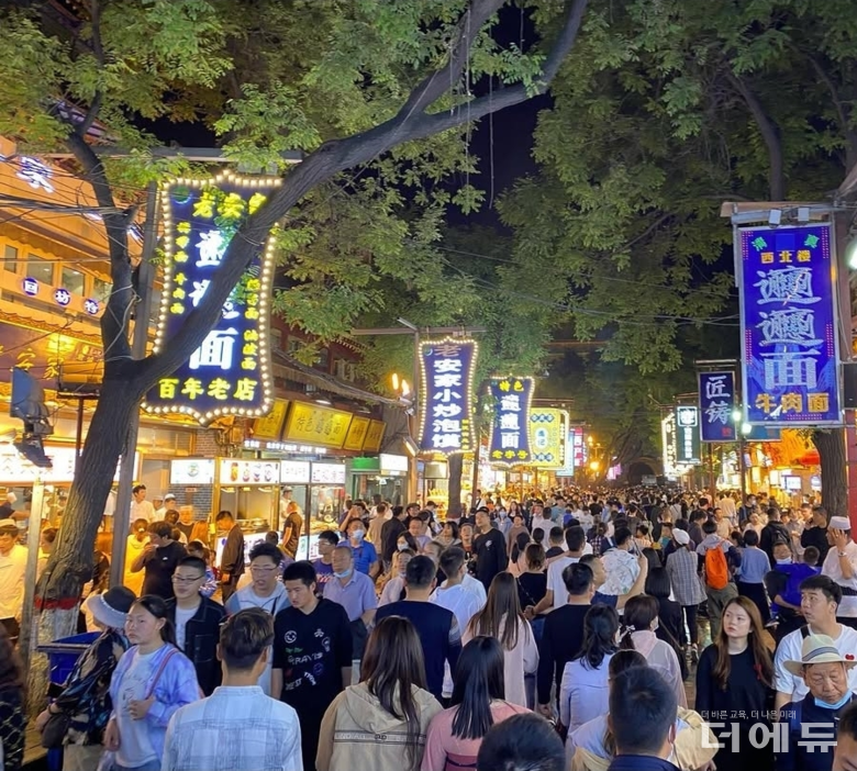 시안 고루 뒤편에 있는 회족거리. 현대에도 이슬람과 실크로드의 중심지였던 과거의 모습들로 가득하다. (사진=김현진 교사)