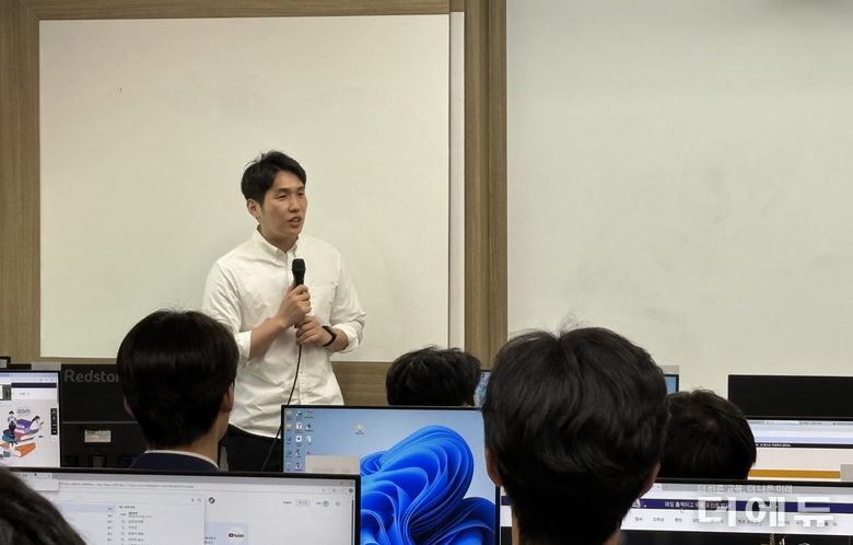 김춘호 경북 안동초 교사가 교사들을 상대로 연수를 진행하고 있다.(사진=테크빌교육)