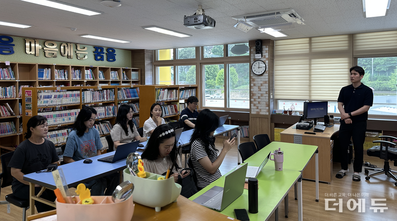 티처코디네이터 김춘호 경북 안동초 교사가 교사들을 대상으로 연수를 진행하고 있다.(사진=테크빌교육)