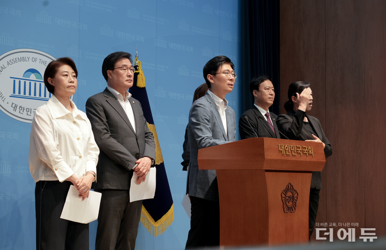 국민의힘 교육위원들이 28일 국회 소통관에서 기자회견을 열고 최교진 교육부장관 후보자의 자진 사퇴를 요구하고 있다.(사진=조정훈 의원실)