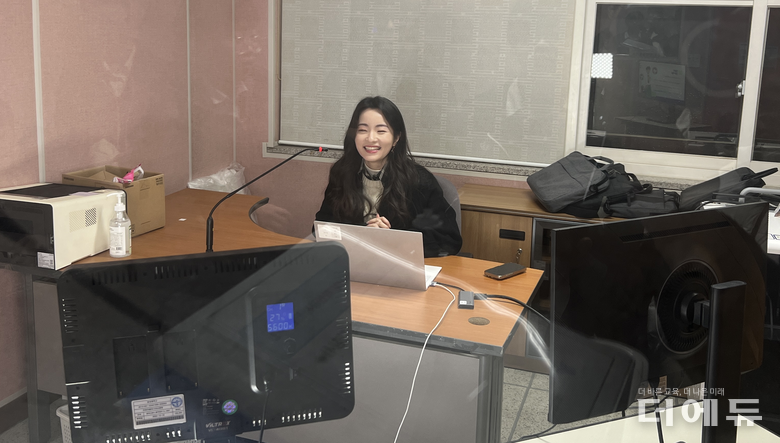 한서연 티처코디네이터가 온라인 연수 진행 중 활짝 웃고 있다.(사진=-테크빌교육)