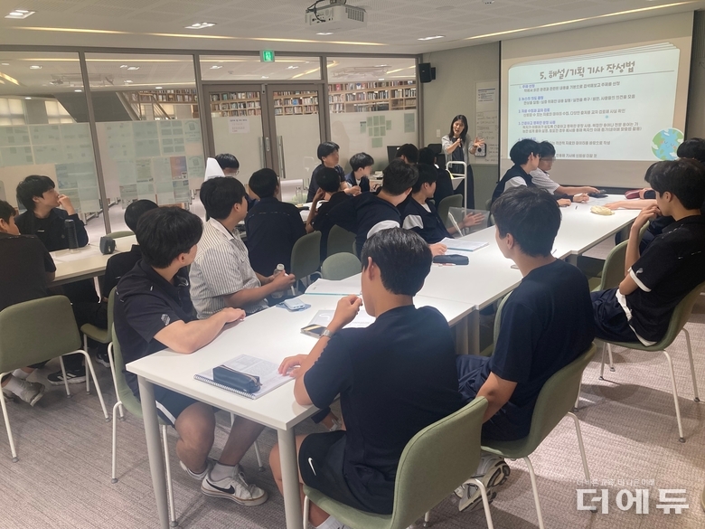 류수미 사서교사가 기사 작성법을 학생들에게 설명하고 있다.(사진=-류수미 사서교사)