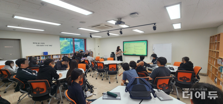 아이들의 활동 모습.(사진= 김서현 사서교사)