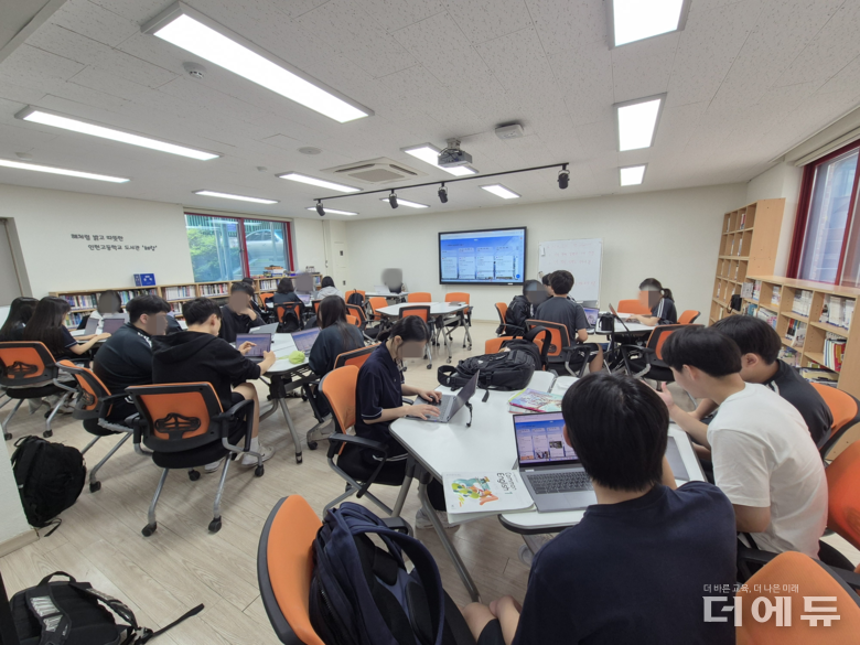 아이들의 활동모습.(사진= 김서현 사서교사)