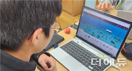 Delighttex의 3D 환경에서 구현한 바다 쓰레기가 쌓인 장면을 만들고 있는 학생모습.(사진= 임보라 교사)