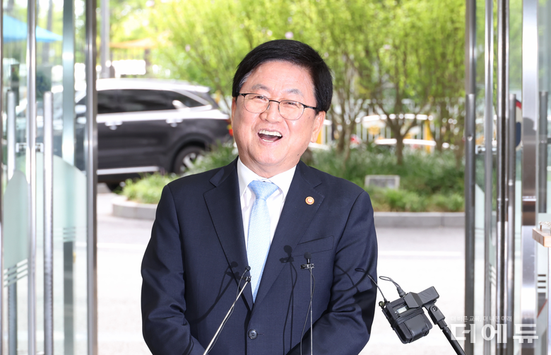 최교진 신임 교육부장관이 12일 세종시 교육부 청사 첫 출근길에서 기자들과 만나 소감을 밝히고 있다.(사진=교육부)