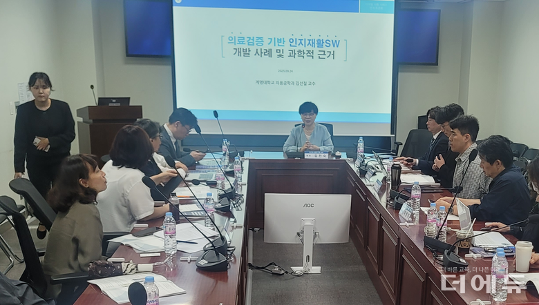 김진숙 경기도교육연구원장이 24일 소병훈 더불어민주당 의원이 개최한 국회 토론회 좌장으로 나서 토론을 이끌고 있다.(사진=지성배 기자)