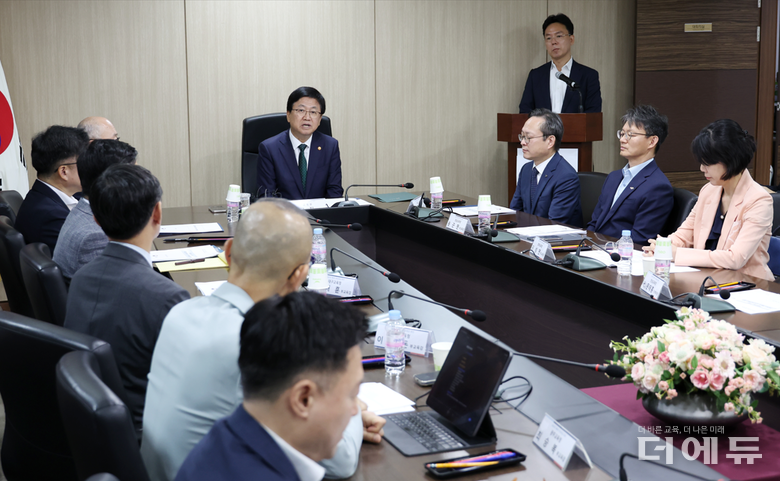 최교진 교육부장관이 25일 시도부교육감들과의 회의에서 고교학점제 개선안을 발표했다.(사진=교육부)