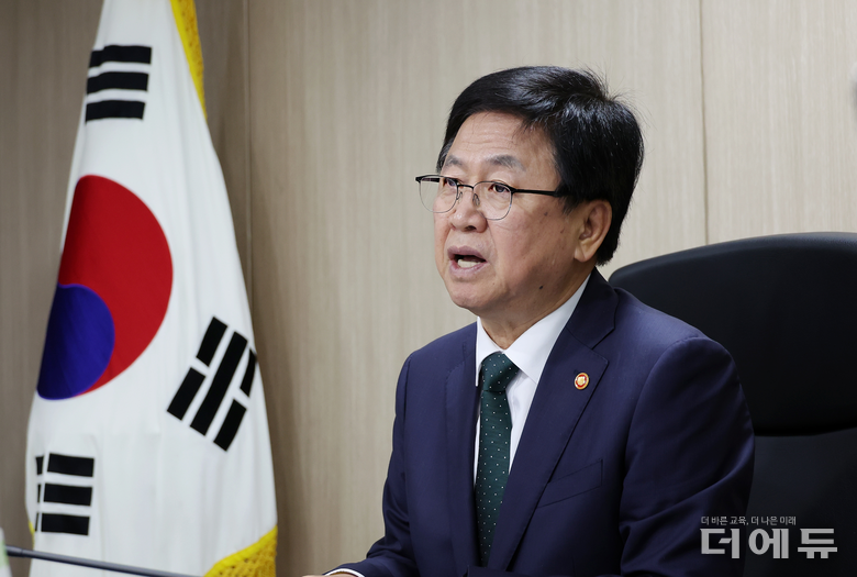 최교진 교육부장관이 25일 시도부교육감들과의 회의에서 고교학점제 개선안을 발표하고 있다.(사진=교육부)