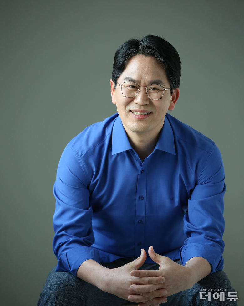 서용선 국회 보좌관은 교원의 정치기본권 보장에 대해 '숨을 쉬는 것처럼 당연한 것'이라고 말한다.