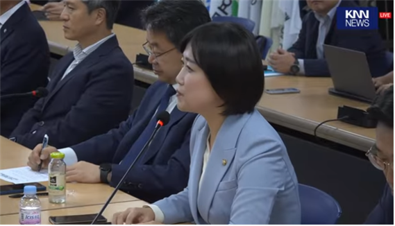 백승아 더불어민주당 의원이 29일 한국노총과의 정책협약식 자리에서 교사 정치기본권 관련 입법 내용을 설몀하고 있다.(사진=KNN NEWS캡처)