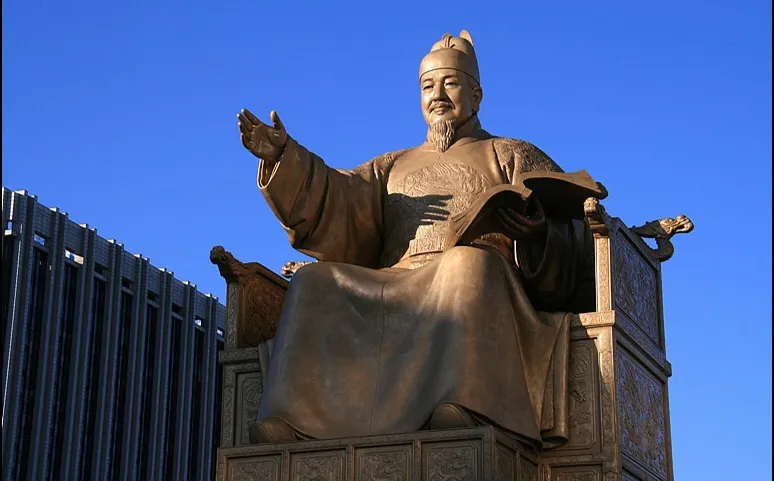서울 광화문 광장에 설치된 세종대왕 동상.(사진=나무위키)
