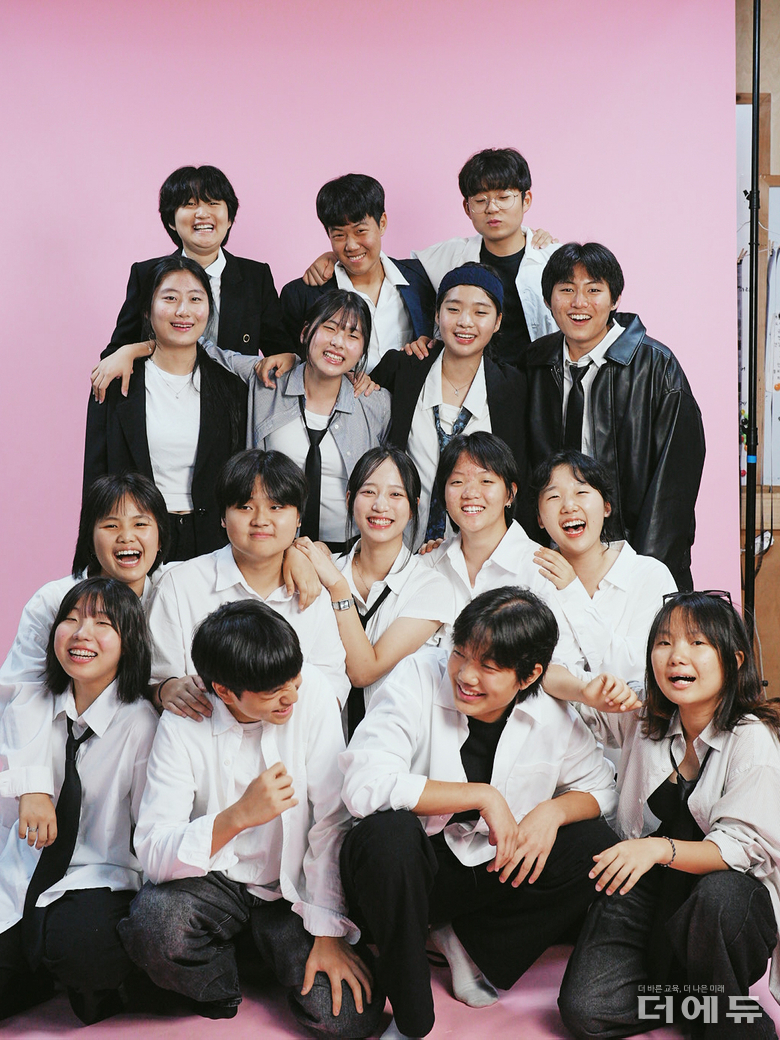 저마다의 개성을 가진 금산간디학교 학생들이 활짝 웃으며 단체사진 촬영에 임하고 있다.(사진=금산간디학교)