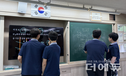 문화중학교 학생들이 AI코스웨어를 활용해 수학 문제를 푸는 모습.(사진=튜링)