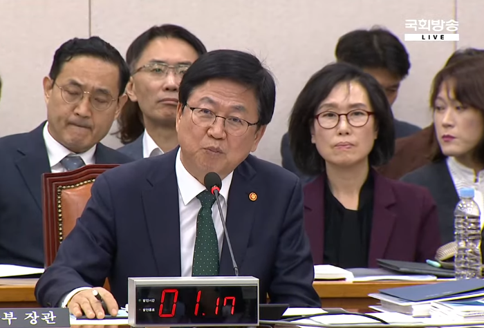 최교진 교육부장관이 30일 열린 국회 교육위 국정감사에서 조 의원의 자료요청 내용에 대해 보고 받지 못했음을 밝히고 있다.(사진=NATV 국회방송 캡처)