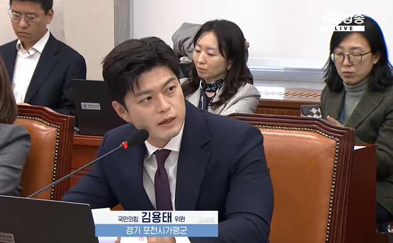 김용태 국민의힘 의원(국회 교육위원회)이 2025 교육위 국정감사에서 최교진 교육부장관을 상대로 질의하고 있다.(사진=유튜브 NATV 국회방송 캡처)