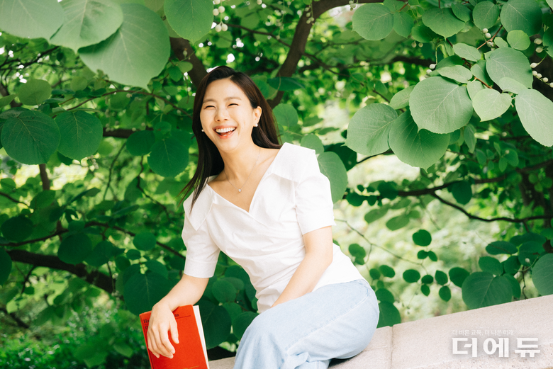 이현아 초등교사/ 좋아서하는어린이책연구회 대표/ '학교생황이 불안할 때 똑똑하게 돌파하는 법' 저자.