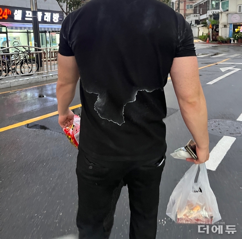 2023년 7월, 전국교사 1차 집회를 마친 고요한 초등교사노동조합 수석부위원장의 뒷모습.