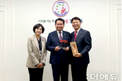 "교육정보화 지원 감사합니다"...신경호 강원교육감, 인도네시아로부터 감사패 수여