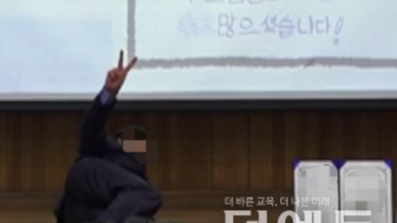 초등교장이 졸업식서 학생과 '입맞춤' 퍼포먼스...배구부원에겐 "자장가 불러봐" 요구