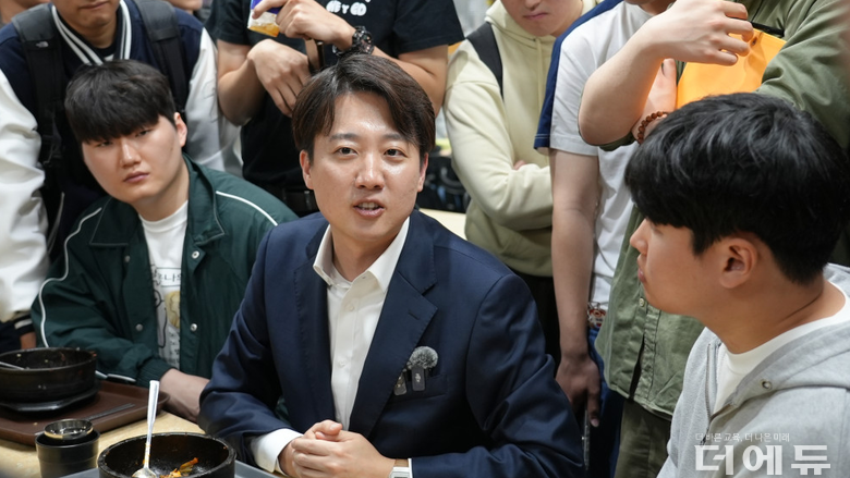 이준석, 다자녀 가구 차량에 '핑크 번호판' 도입...고속도로 전용차로 이용 등 혜택 부여