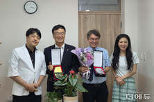 "교권 보호에 감사"...전북교사노조, 유재복 교권보호관·최성민 교권전담변호사 감사패 수여