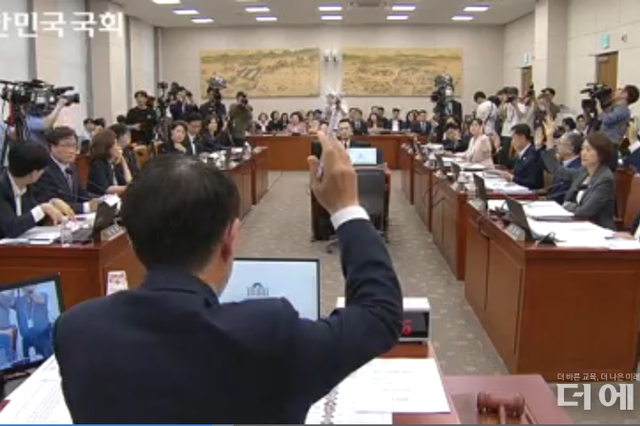 [속보] 국회 교육위, AIDT 지위 '교육자료' 규정 의결