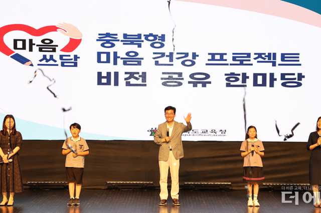 아이들 마음회복에 필사·명상 선택 윤건영 교육감 "마음 아픔의 시대, 내 마음 봐야 친구 마음 보여"