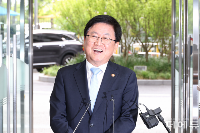 최교진 교육부장관 첫 출근...교원단체들, 환영 속 '당부' 쏟아내