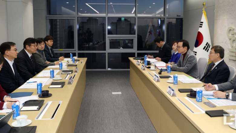 AI펭톡도 학운위 심의?...임태희 "법 개정" 제안에 정근식·도성훈 "OK"