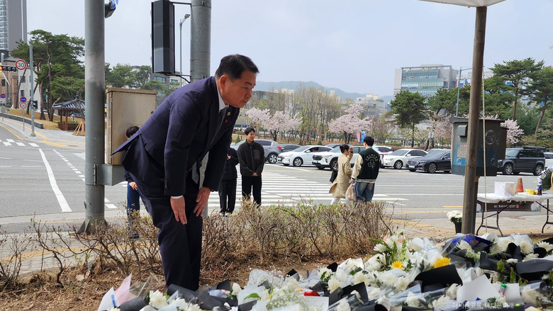 "지켜주지 못해 마음 미어져"...신경호 교육감, 원주 사망 학생 추모공간 찾아